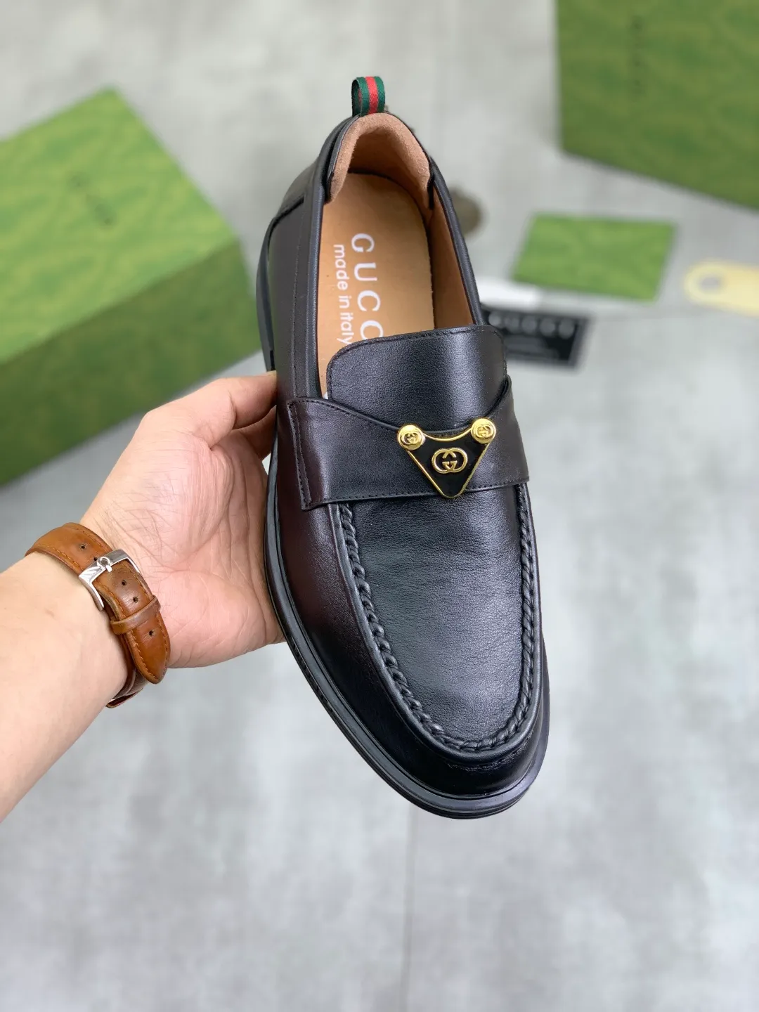 Men's shoes💰P500💰【New model, soft and comfortable Gucci classic business leather shoes hot selection (Gucci) official website latest Gucci 🎁 business leather shoes, hot style 💥 simple and elegant style, exclusive for trendy men. Unique official website latest brand original double G embossed element 👑Gucci Original decoration, fashionable and generous, made of original calfskin ✅ fully imported first-layer pigskin lining, official website designated wear-resistant, rubber business outsole, real-life photos of classic models at the counter 🎬38-44 (customized for 45) 3⃣️ colors available